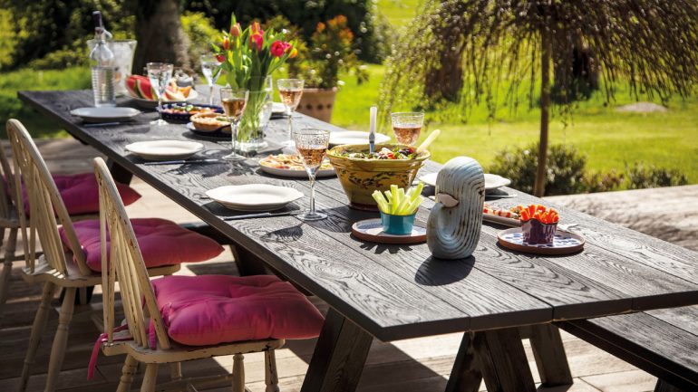 For outdoor dining, black is the new black!